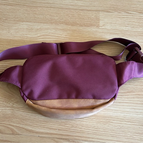 Wilderdog Huckleberry Utility Fanny Travel Pack Bag - Picture 5 of 9